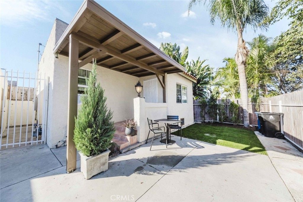 Photo of 5506 Smiley Drive, Los Angeles, CA 90016 (MLS # SR25263664)