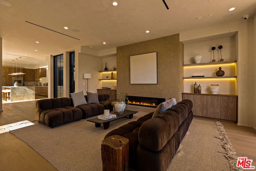 Photo of 923 Milwood Avenue, Venice, CA 90291 (MLS # 25629037)