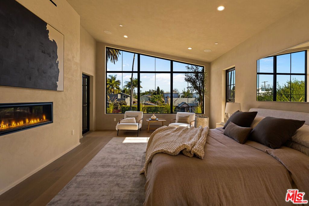 Photo of 923 Milwood Avenue, Venice, CA 90291 (MLS # 25629037)