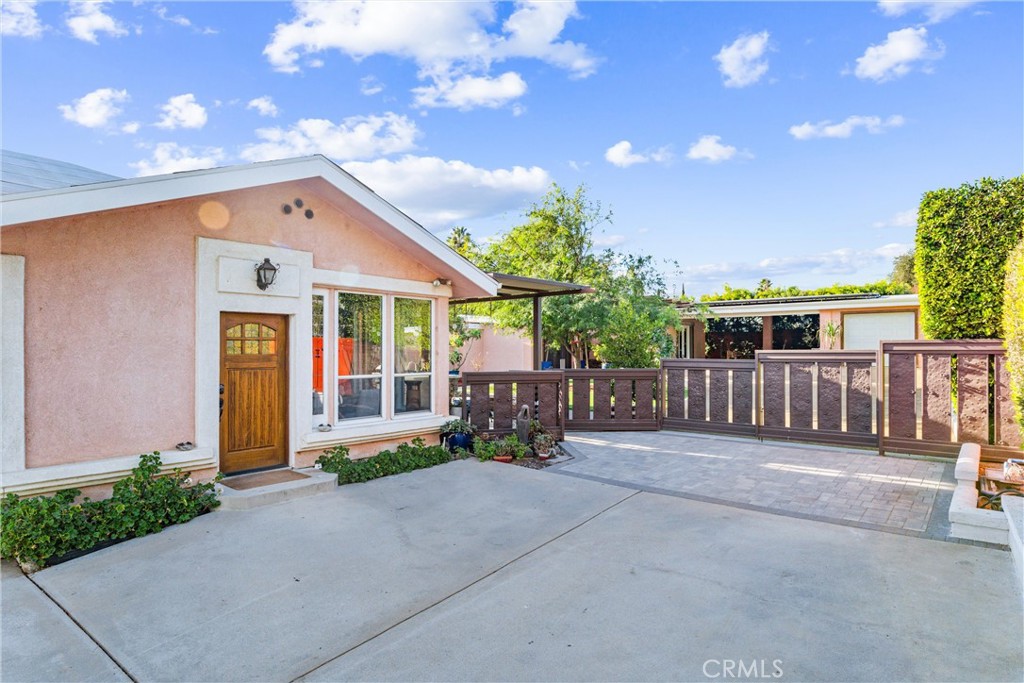 Properties 1 11431 Clybourn Avenue