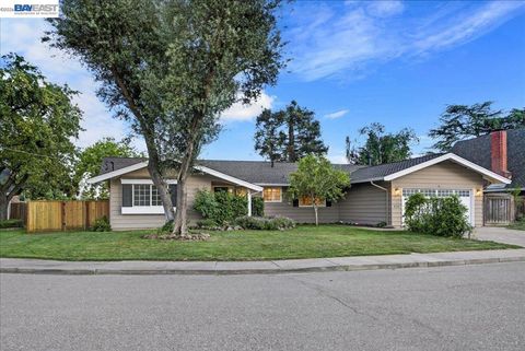 Photo of 132 Metairie Pl Pl, San Ramon, CA 94583 (MLS # 41130757)