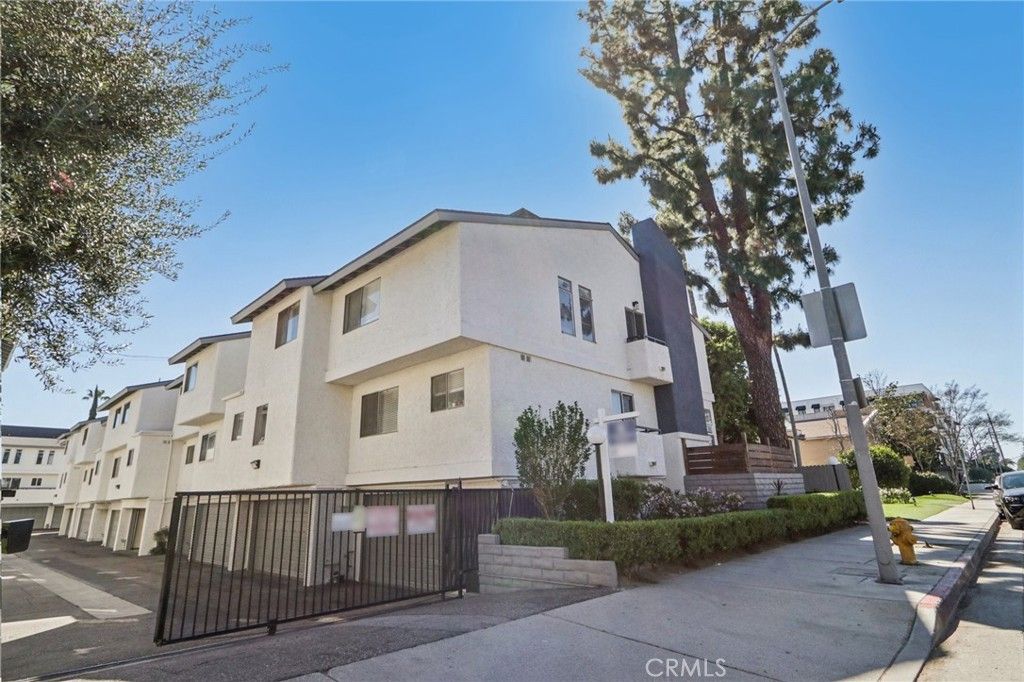 Photo of 12390 Chandler Boulevard #J, Valley Village, CA 91607 (MLS # SR26060187)