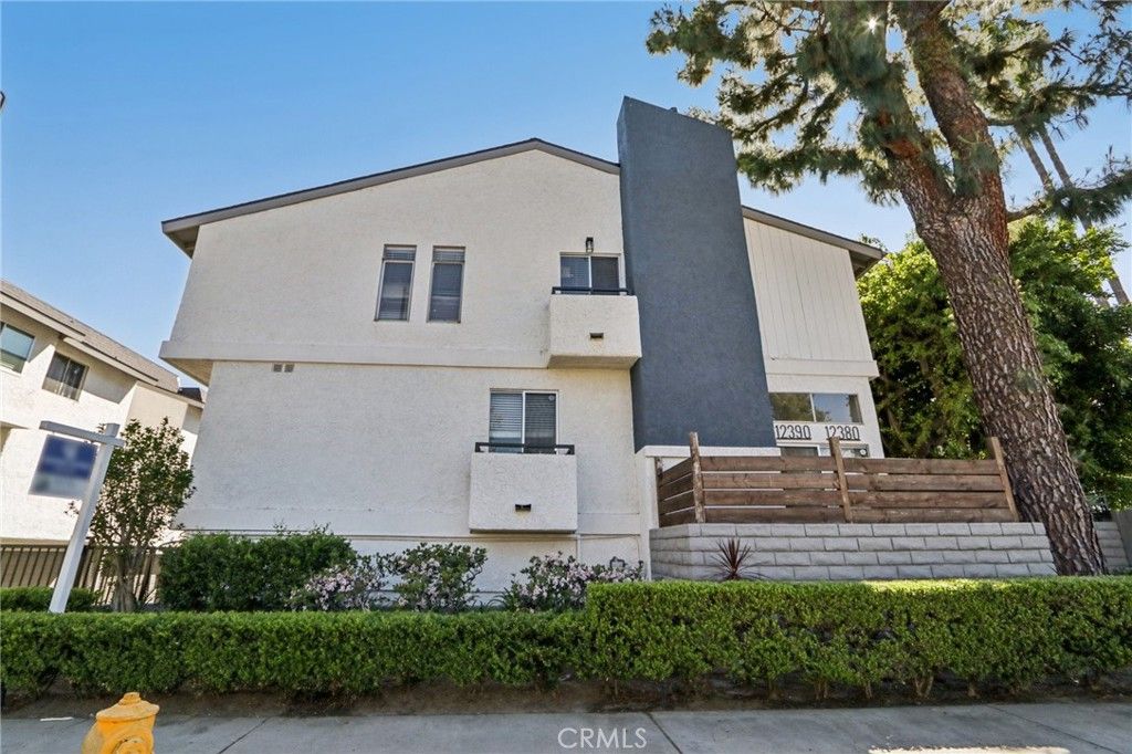 Photo of 12390 Chandler Boulevard #J, Valley Village, CA 91607 (MLS # SR26060187)