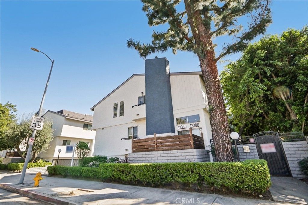 Photo of 12390 Chandler Boulevard #J, Valley Village, CA 91607 (MLS # SR26060187)