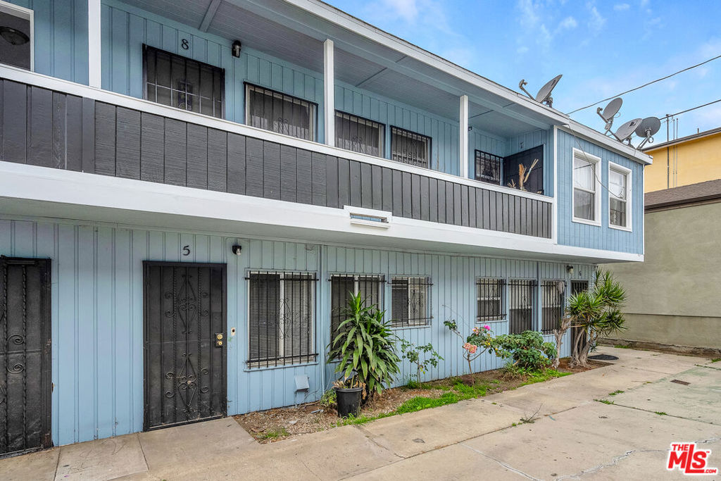 Incredible opportunity to live in a newly renovated apartment just minutes from LA's Sofi Stadium, the Forum and YouTube Theater. Clean, light and bright 1 Bedroom plus 1 Bathroom bottom floor unit in a great Inglewood location! Open concept living with a living room and kitchen. Unit features tile flooring all throughout the apartment. Unit comes with one parking space.