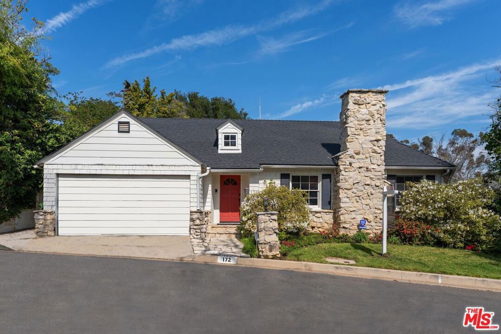 Photo of 172 S Woodburn Drive, Los Angeles, CA 90049 (MLS # 26655045)