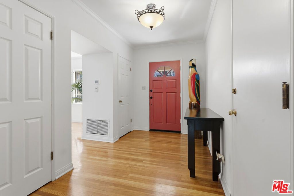 Photo of 172 S Woodburn Drive, Los Angeles, CA 90049 (MLS # 26655045)