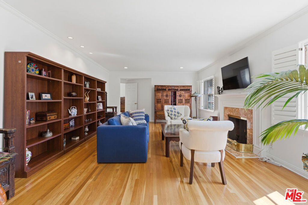 Photo of 172 S Woodburn Drive, Los Angeles, CA 90049 (MLS # 26655045)