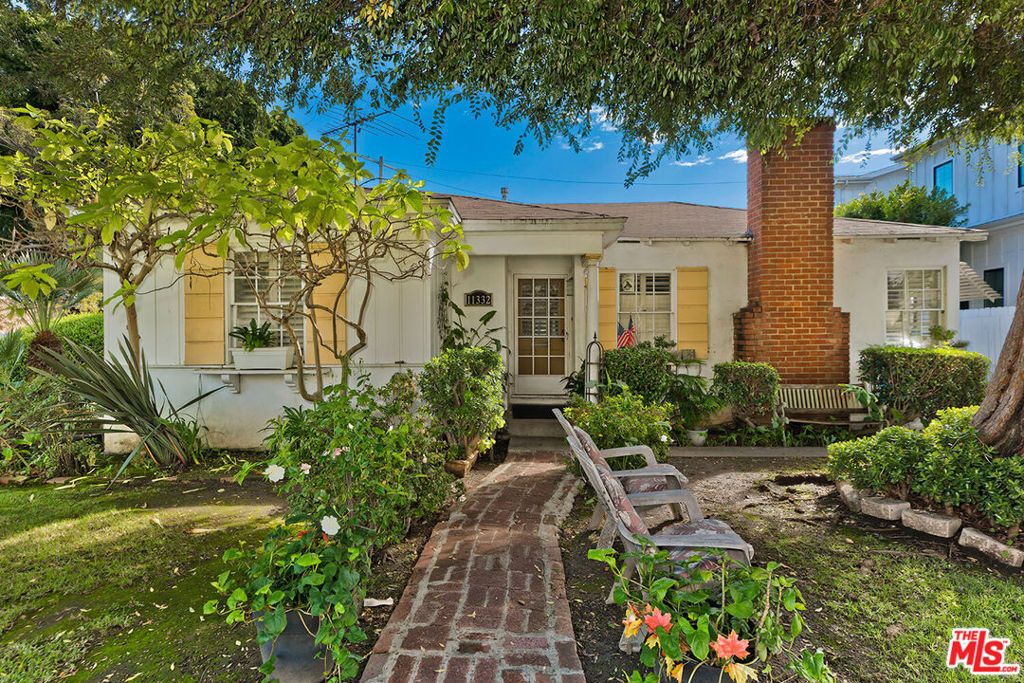 Photo of 11332 Chenault Street, Los Angeles, CA 90049 (MLS # 25621411)