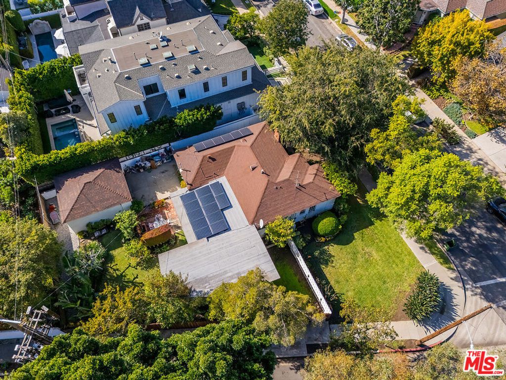 Photo of 11332 Chenault Street, Los Angeles, CA 90049 (MLS # 25621411)