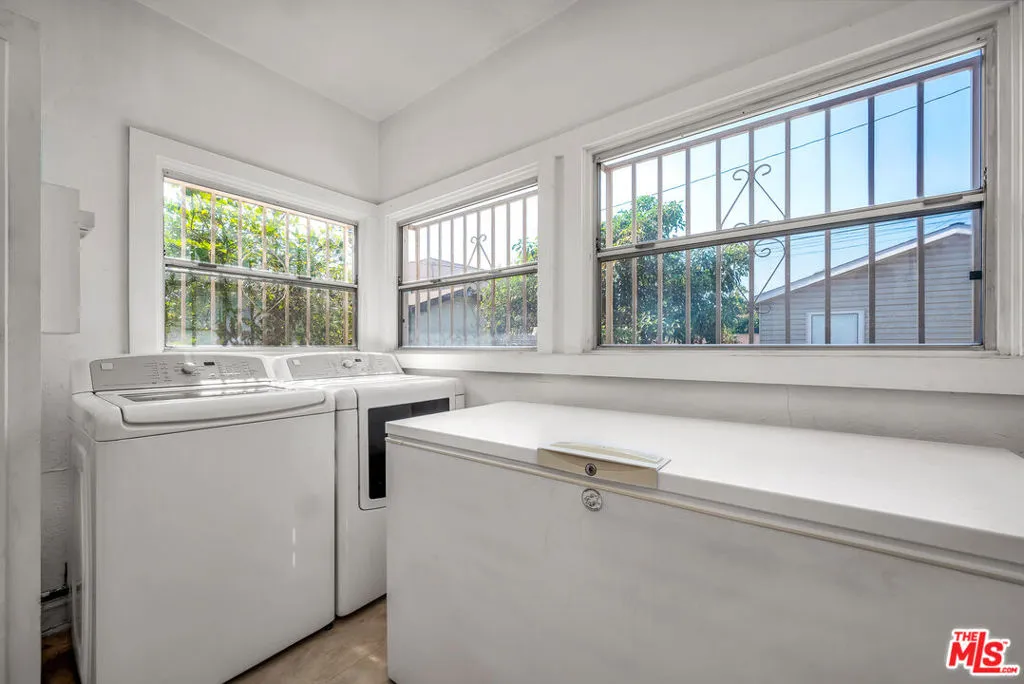 Signal Hill, California 90755, United States, 3 Bedrooms Bedrooms, ,1 BathroomBathrooms,Residential,Active,226019