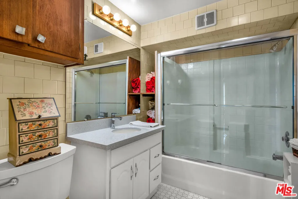 Signal Hill, California 90755, United States, 3 Bedrooms Bedrooms, ,1 BathroomBathrooms,Residential,Active,226019