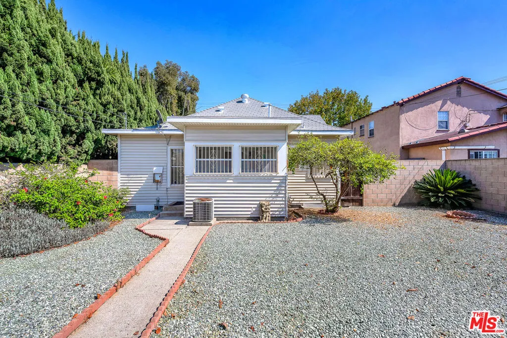 Signal Hill, California 90755, United States, 3 Bedrooms Bedrooms, ,1 BathroomBathrooms,Residential,Active,226019