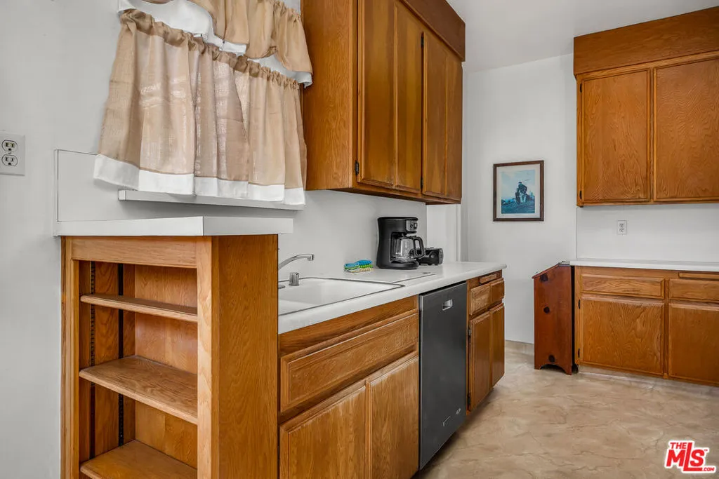 Signal Hill, California 90755, United States, 3 Bedrooms Bedrooms, ,1 BathroomBathrooms,Residential,Active,226019