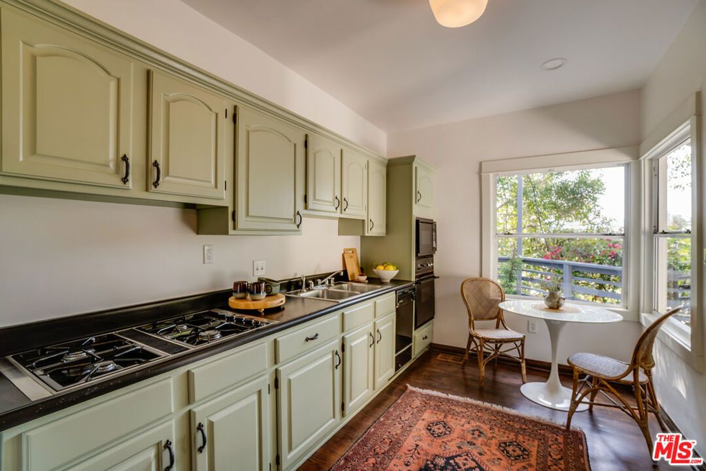 listing image 130723294819383395375
