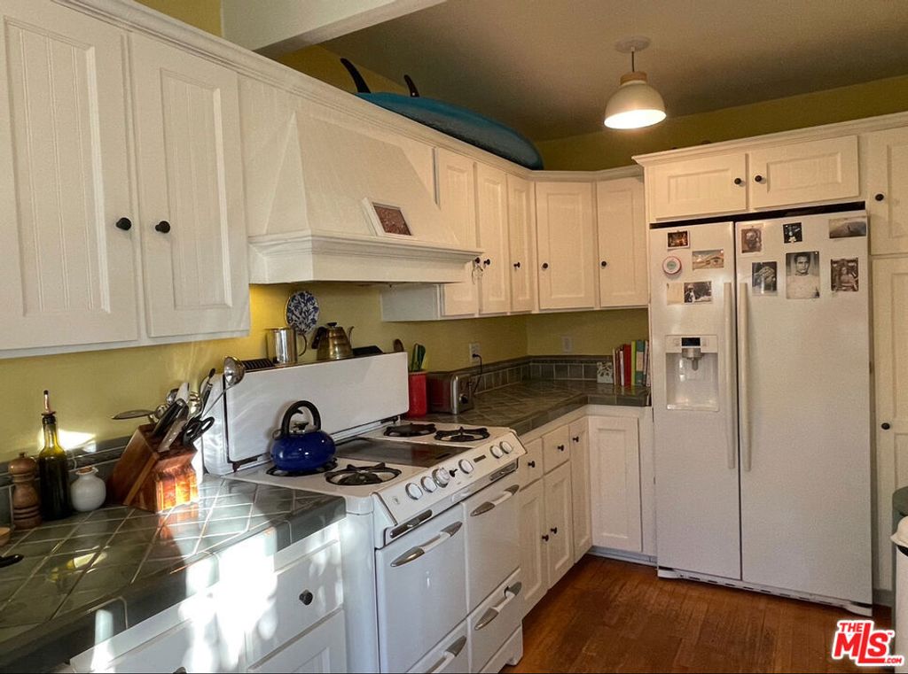 listing image 130725409004336742146