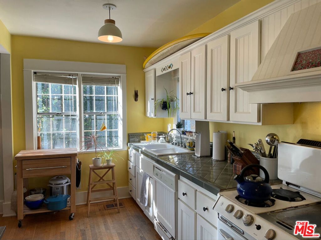 listing image 130726396666992715561