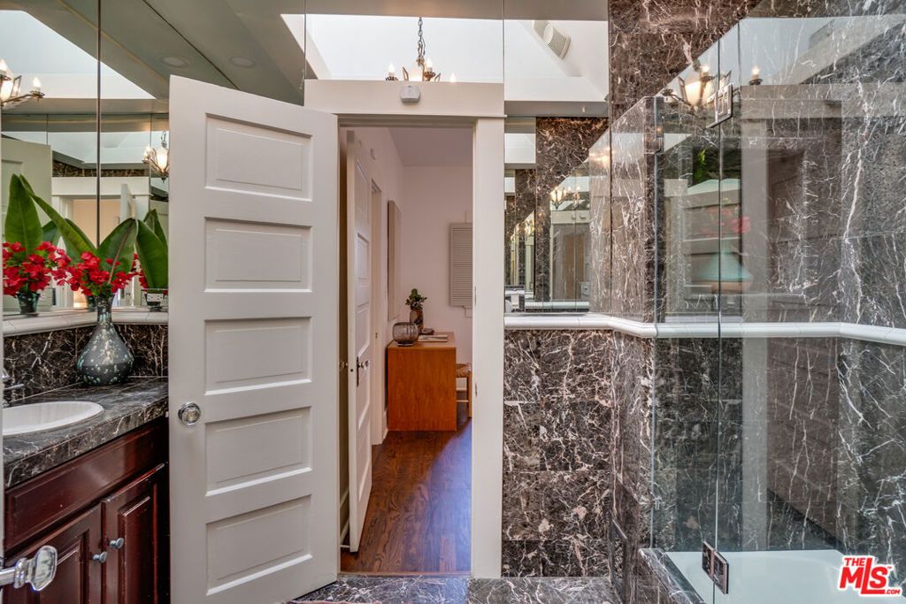 listing image 130720717878142191803