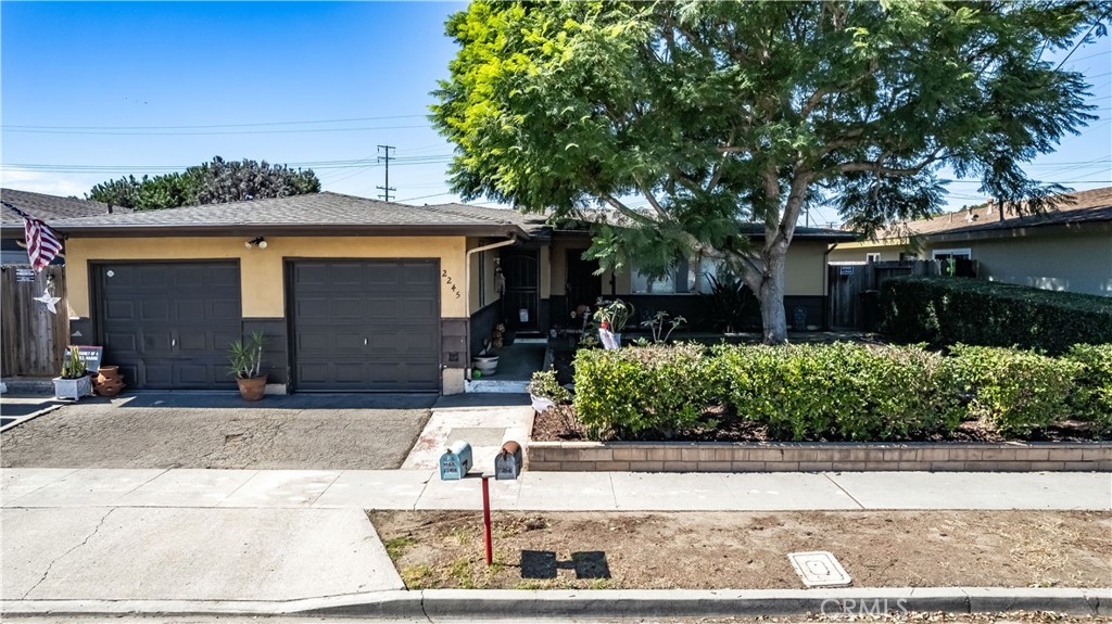 ***COSTA MESA DUPLEX IN A GREAT LOCATION,  BOTH UNITS ARE LARGE SINGLE STORY 2 BEDROOM + 1 BATH, EACH WITH A LARGE PRIVATE
BACKYARD, SINGLE CAR GARAGE, WASHER/DRYER HOOKUPS, INDIVIDUAL GAS AND ELECTRIC METERS FOR LOW EXPENSES FOR THE OWNER!
LOCATED NEAR THE BLUFFS OF COSTA MESA AND HUNTINGTON BEACH AND VERY CLOSE TO THE BEACH!  YOU MUST SEE THIS LOCATION!