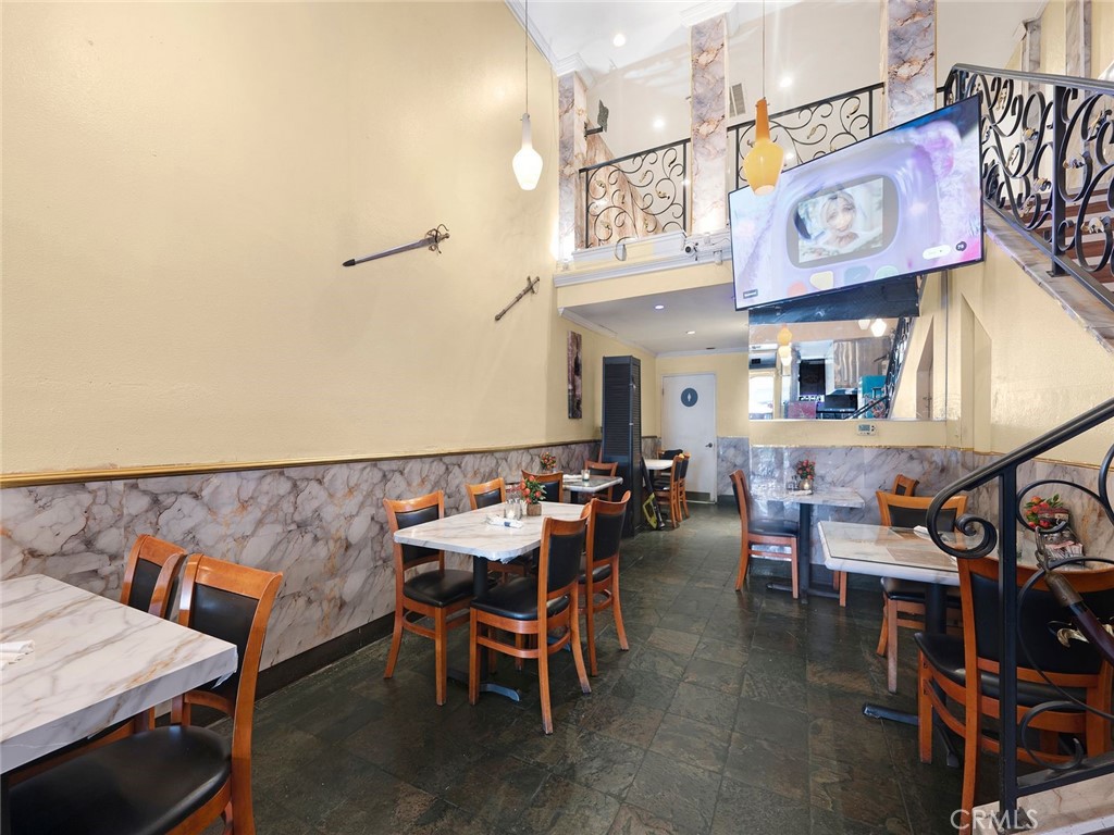 138 N San Fernando Boulevard