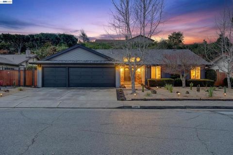 Photo of 5170 Saddle Brook Dr Dr, Oakland, CA 94619 (MLS # 41126818)