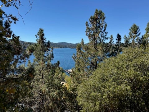 Photo of 0 Yosemite Dr., Lake Arrowhead, CA 92352 (MLS # SR26216633)