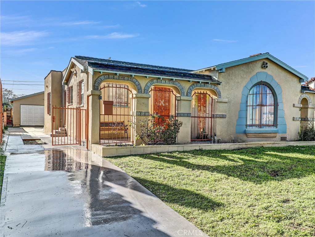 Main image without alt text