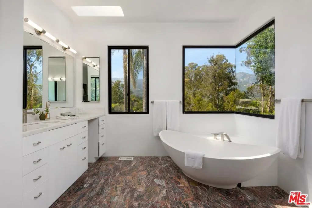 Santa Barbara, California 93108, United States, 4 Bedrooms Bedrooms, ,6 BathroomsBathrooms,Residential,Active,164992