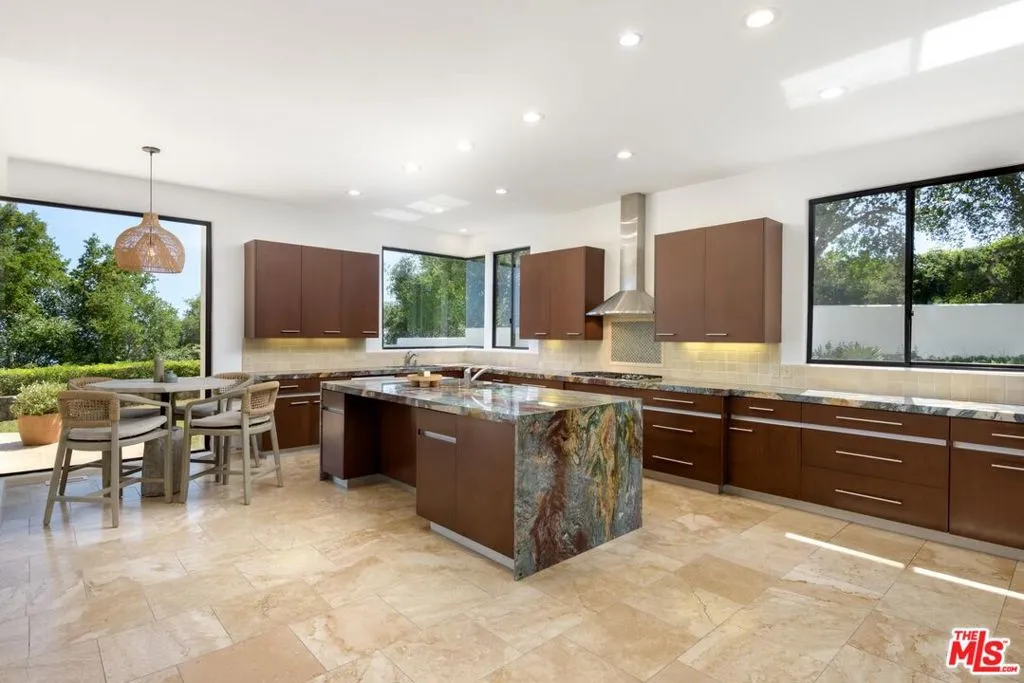 Santa Barbara, California 93108, United States, 4 Bedrooms Bedrooms, ,6 BathroomsBathrooms,Residential,Active,164992