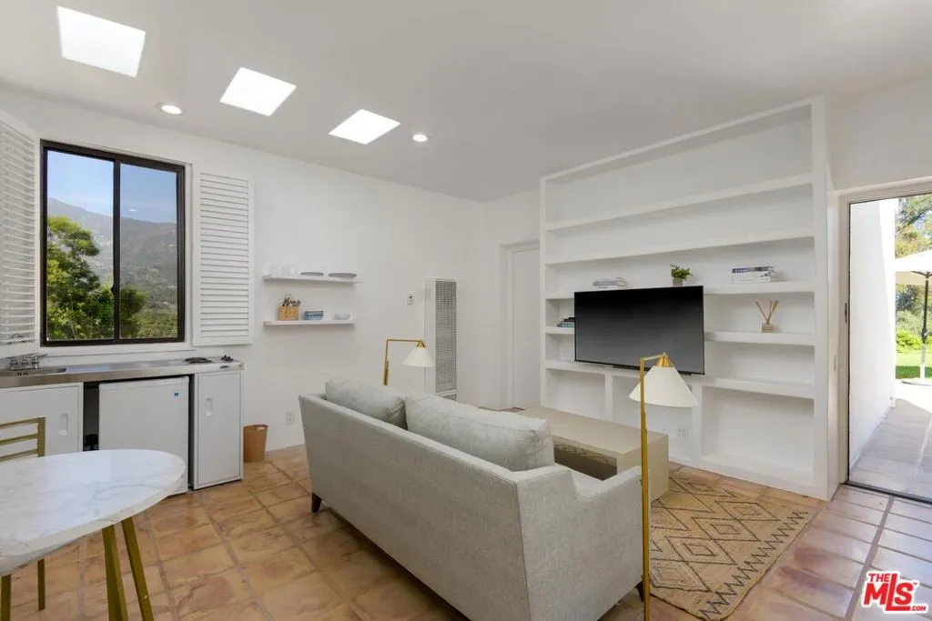 Santa Barbara, California 93108, United States, 4 Bedrooms Bedrooms, ,6 BathroomsBathrooms,Residential,Active,164992