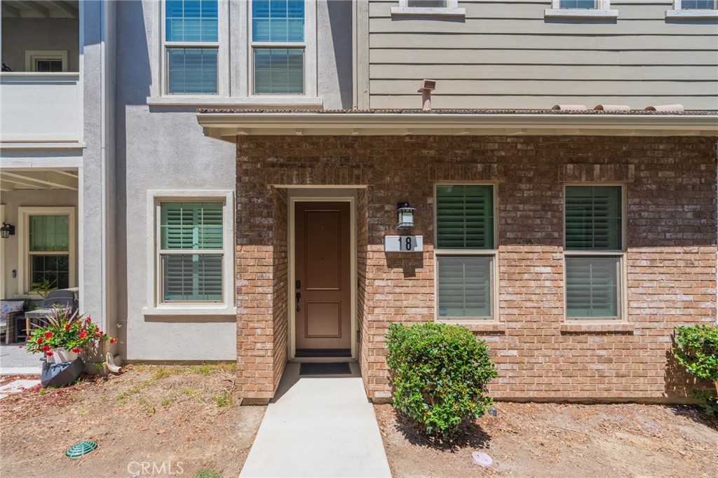 Welcome to your dream retreat! This stylish 1-bedroom, 1.5-bath home features an open-concept layout with high ceilings, natural light, and a modern kitchen with quartz countertops and stainless steel appliances. The upstairs primary suite includes a walk-in closet and spa-like bathroom. Enjoy the convenience of an attached garage with EV charger, in-unit laundry, Ring security system, and access to Esencia and Ranch Camp amenities—pools, parks, gym, arcade, dog park, and more. Located near the toll road and top-rated schools, this home blends luxury, comfort, and community living. Don’t miss out!