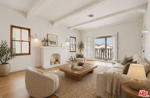 Photo of 1/2 N Gardner Street, Los Angeles, CA 90036 (MLS # 26685037)