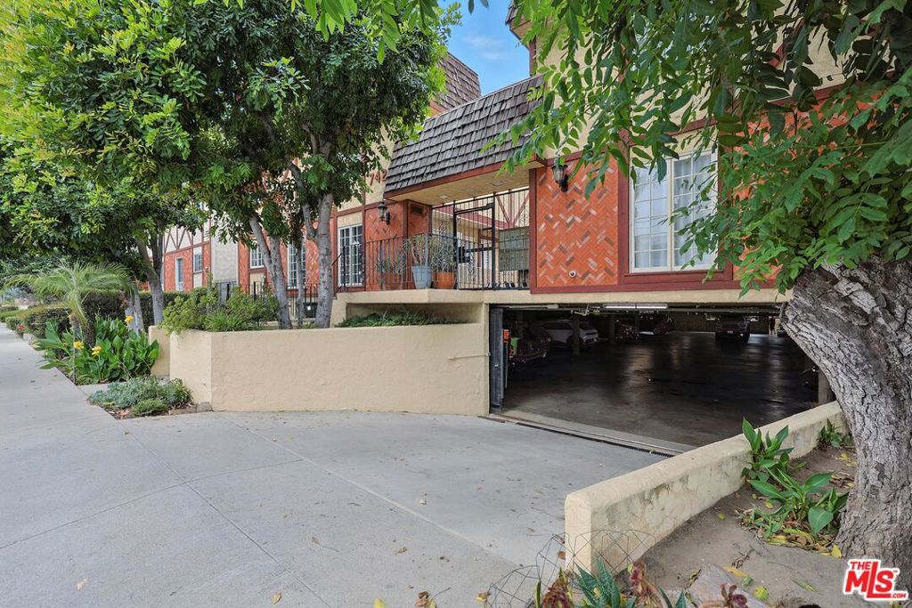 Photo of 7422 Hazeltine Avenue #3, Van Nuys, CA 91405 (MLS # 25606477)