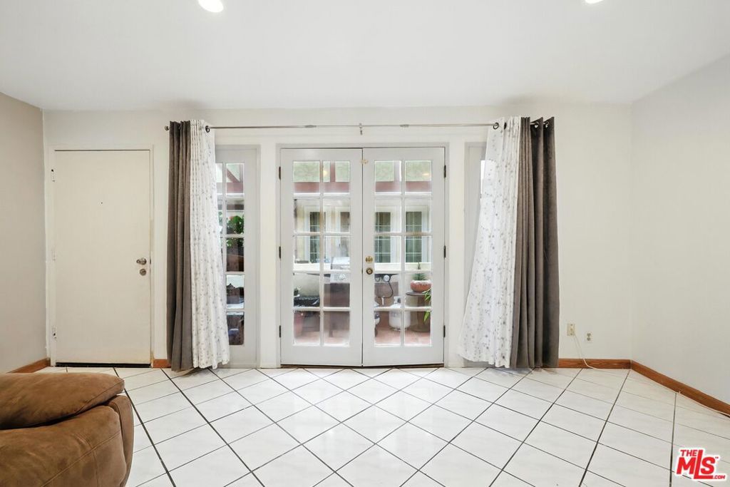 Photo of 7422 Hazeltine Avenue #3, Van Nuys, CA 91405 (MLS # 25606477)