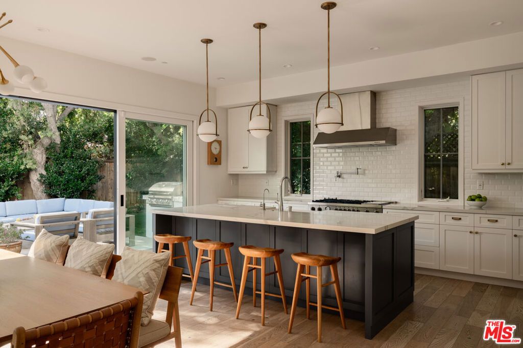 Photo of 3501 Barry Avenue, Los Angeles, CA 90066 (MLS # 25612979)