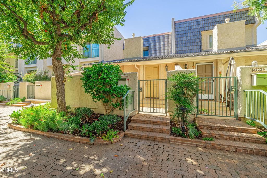 Photo of 22239 1/4 Erwin Street, Woodland Hills, CA 91367 (MLS # V1-32942)