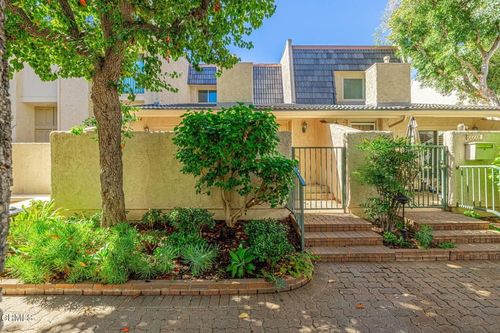 Photo of 22239 1/4 Erwin Street, Woodland Hills, CA 91367 (MLS # V1-32942)
