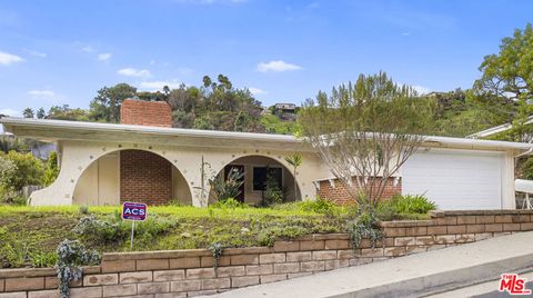 Photo of 1295 El Hito Circle, Pacific Palisades, CA 90272 (MLS # 25622839)