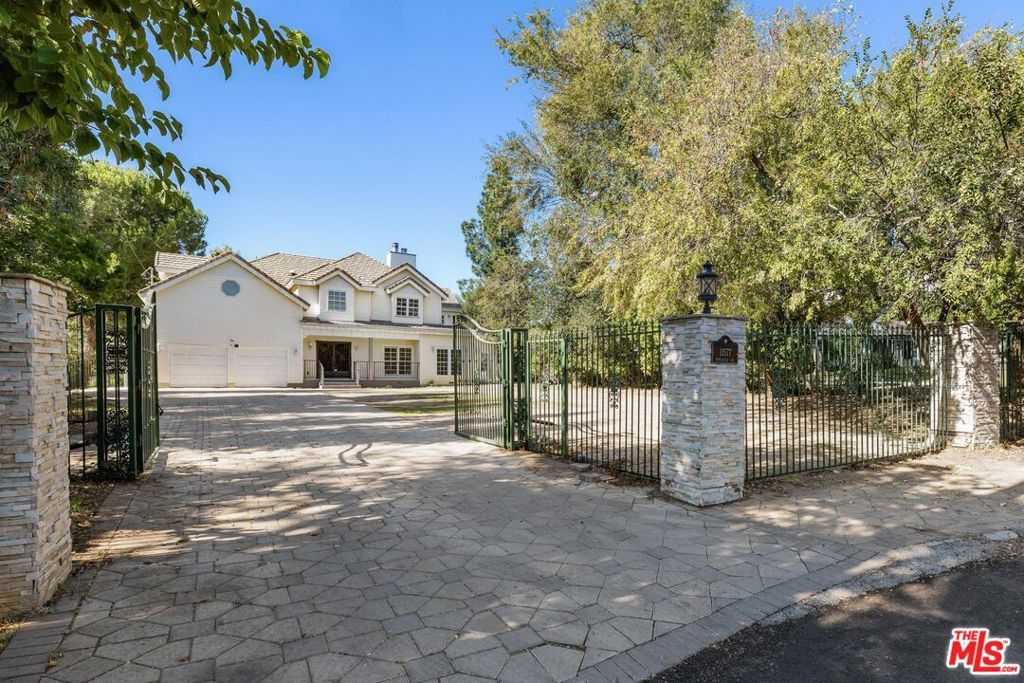 Photo of 11577 Newcastle Avenue, Granada Hills, CA 91344 (MLS # 25617647)