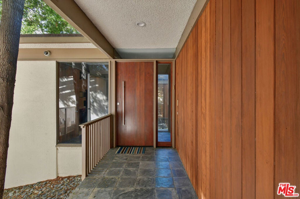 Photo of 17269 Oak View Drive, Encino, CA 91316 (MLS # 26993807)