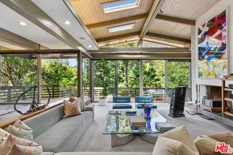 Photo of 17269 Oak View Drive, Encino, CA 91316 (MLS # 26993807)