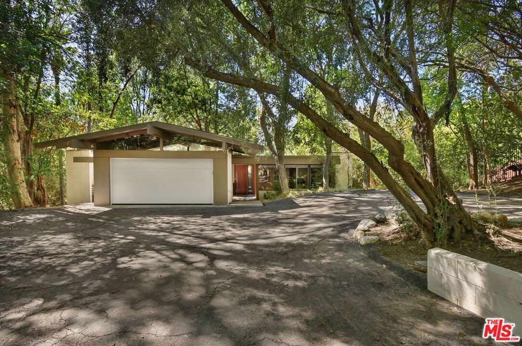 Photo of 17269 Oak View Drive, Encino, CA 91316 (MLS # 26993807)
