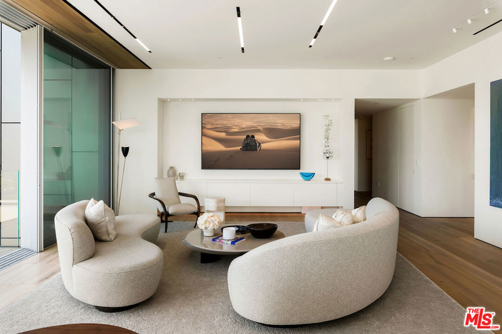 8899 Beverly Boulevard 5A