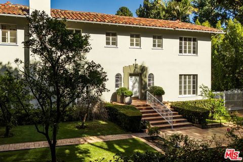 Photo of 1004 N Beverly Drive, Beverly Hills, CA 90210 (MLS # 26664911)
