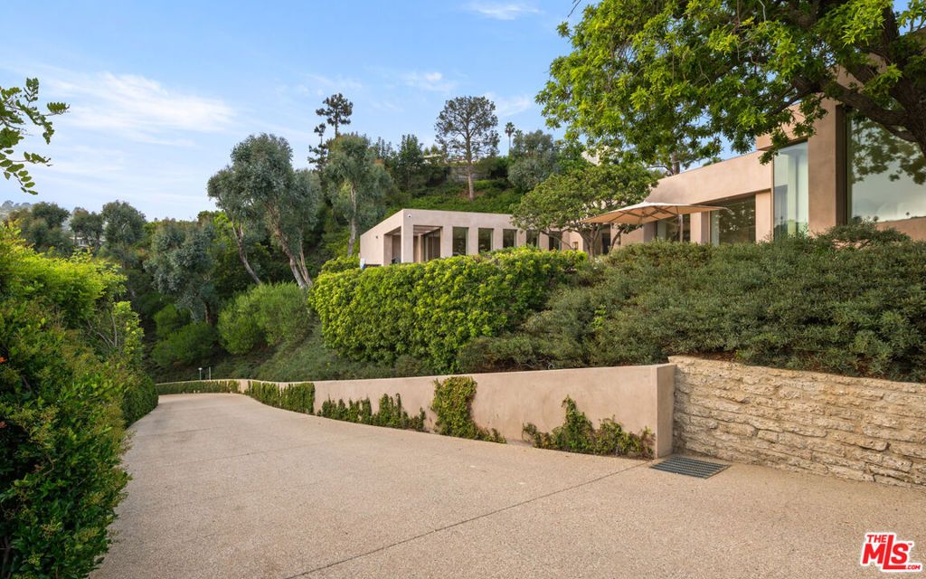Photo of 1016 N Hillcrest Road, Beverly Hills, CA 90210 (MLS # 25578953)
