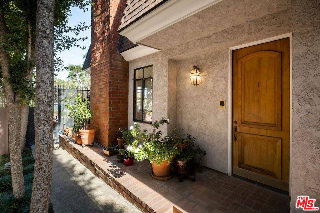 Photo of 1148 Chelsea Avenue #1, Santa Monica, CA 90403 (MLS # 26662377)