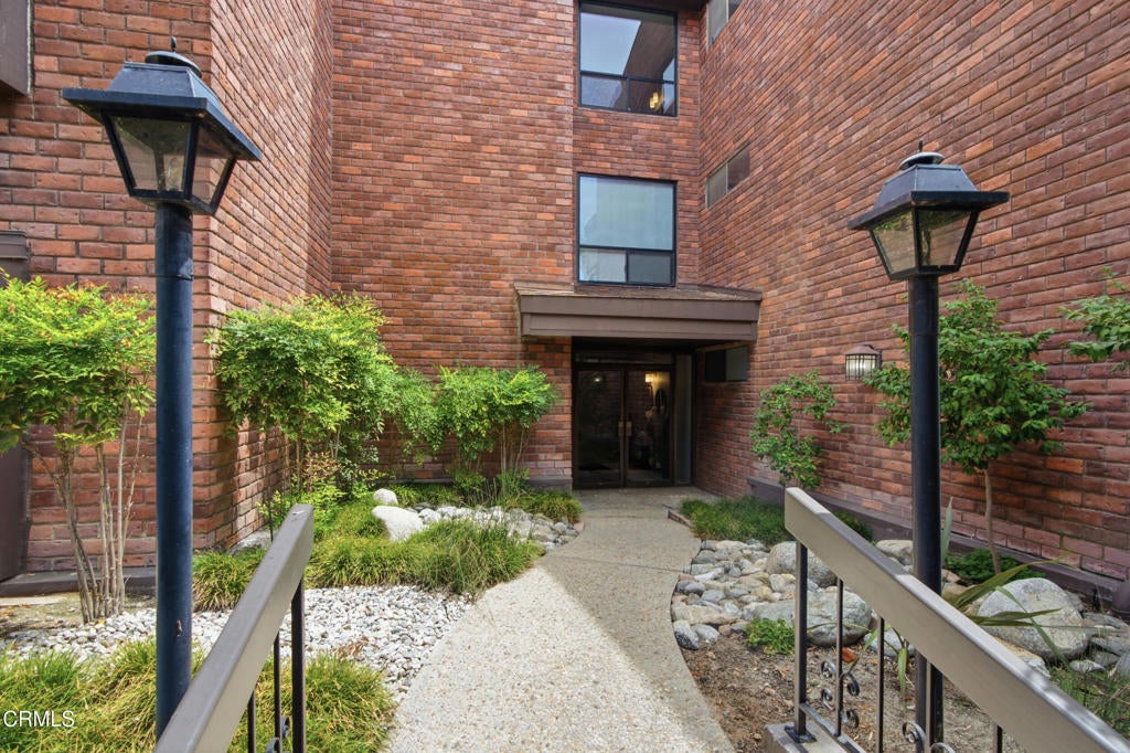Properties 3 700 S Lake Avenue 306