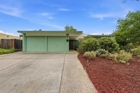 Photo of 866 Cornwall Court, Sunnyvale, CA 94087 (MLS # ML82039191)