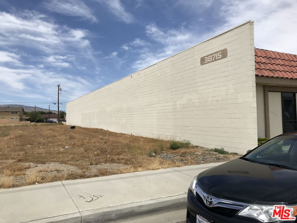 38701 6TH E Avenue Q3
