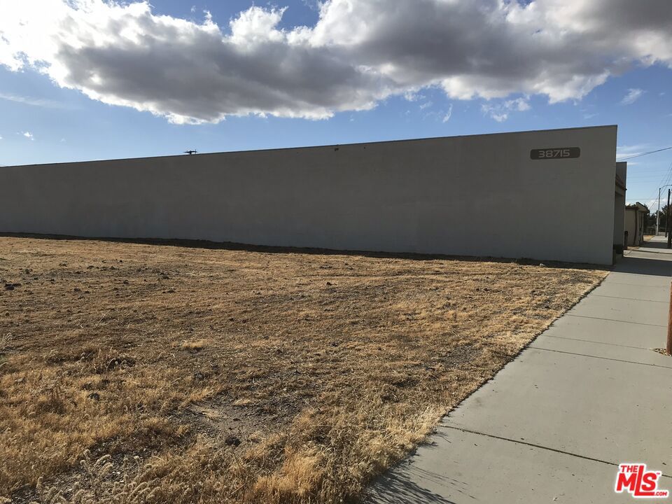 38701 6TH E Avenue Q3